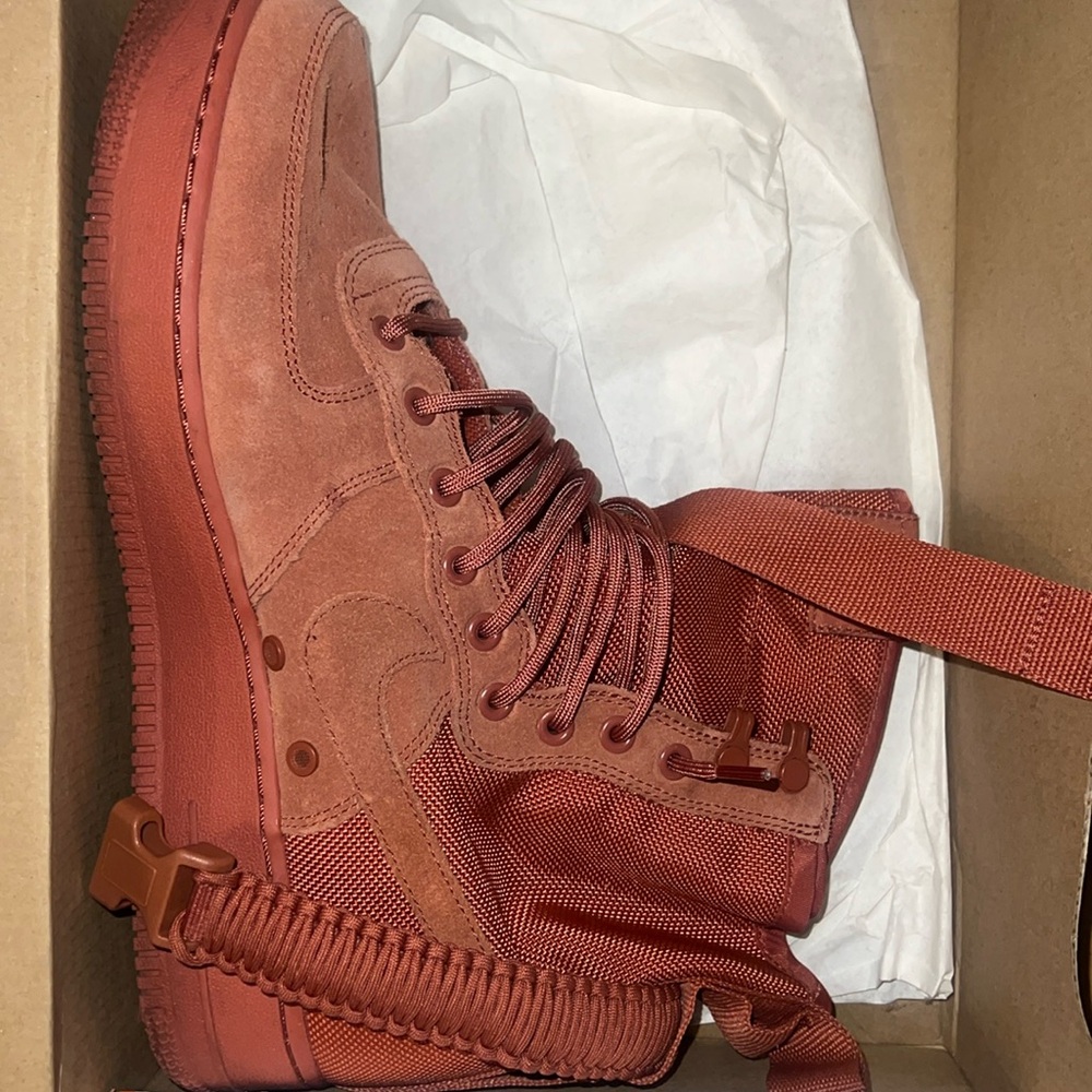 Nike high tops 🔥 great condition .